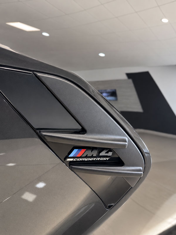 bmw-m4-competition-g82-emblema-lateral-semicars-ds-premium