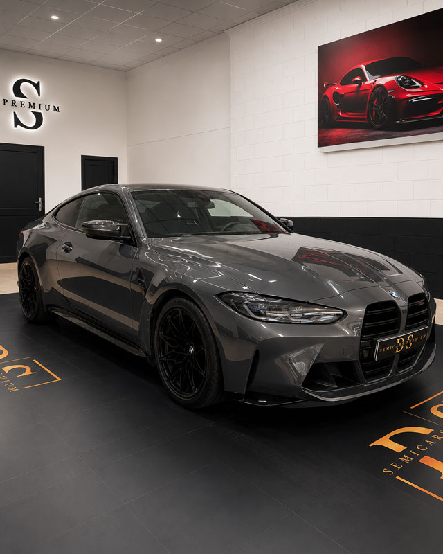 bmw-m4-competition-g82-frontal-tres-cuartos-showroom