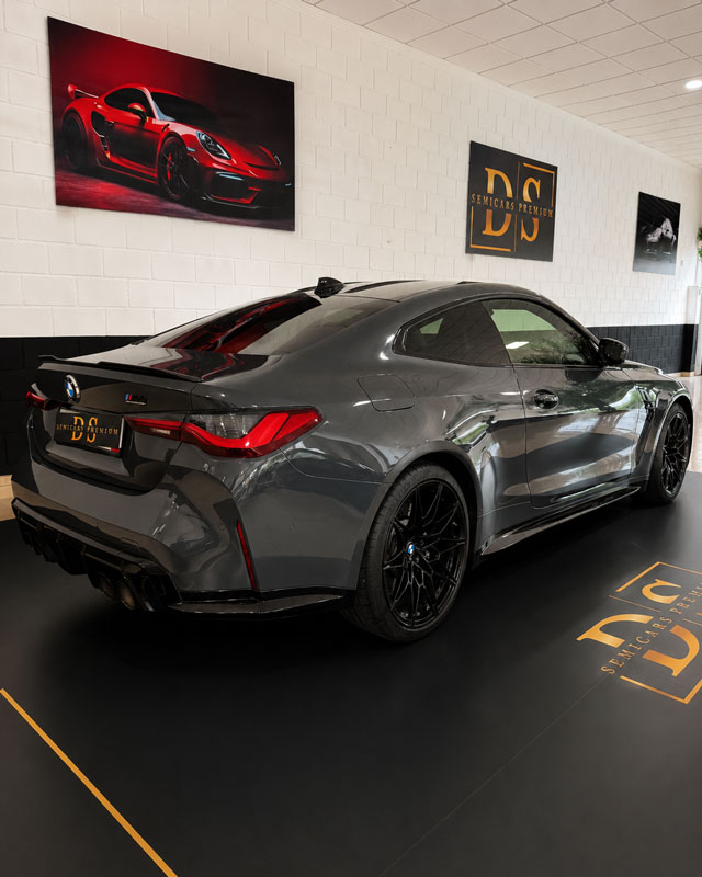 bmw-m4-competition-g82-lateral-derecho-showroom