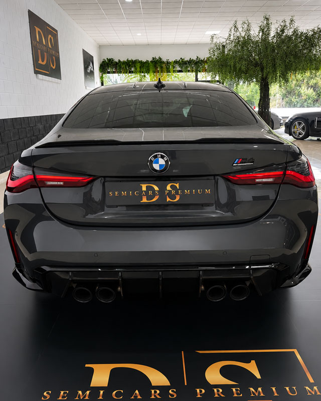 bmw-m4-competition-g82-trasera-centrada-showroom