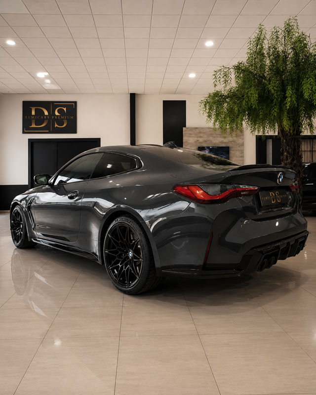 bmw-m4-competition-g82-trasera-tres-cuartos-showroom