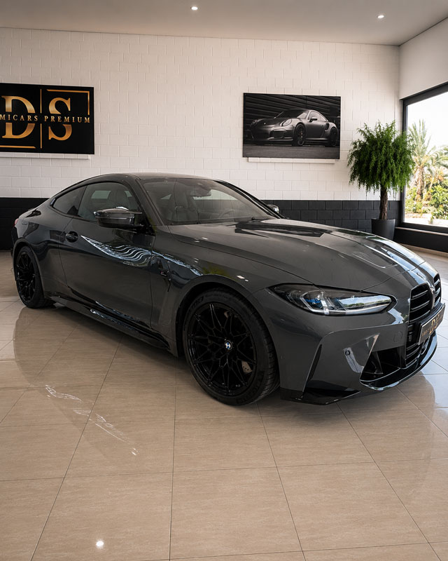 bmw-m4-competition-g82-vista-lateral-showroom