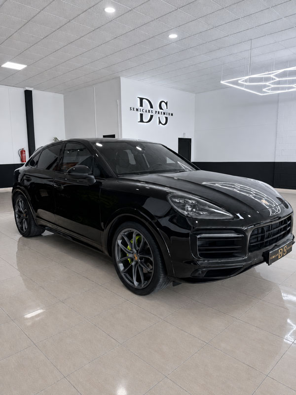 porsche-cayenne-coupe-e-hybrid-gt-package-semicarsdspremium-frontal-tres-cuartos