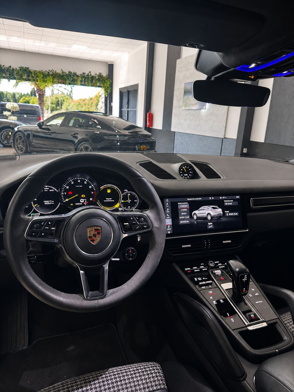 porsche-cayenne-coupe-e-hybrid-gt-package-semicarsdspremium-puesto-conduccion
