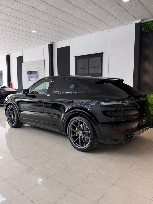porsche-cayenne-coupe-e-hybrid-gt-package-semicarsdspremium-vista-trasera-lateral