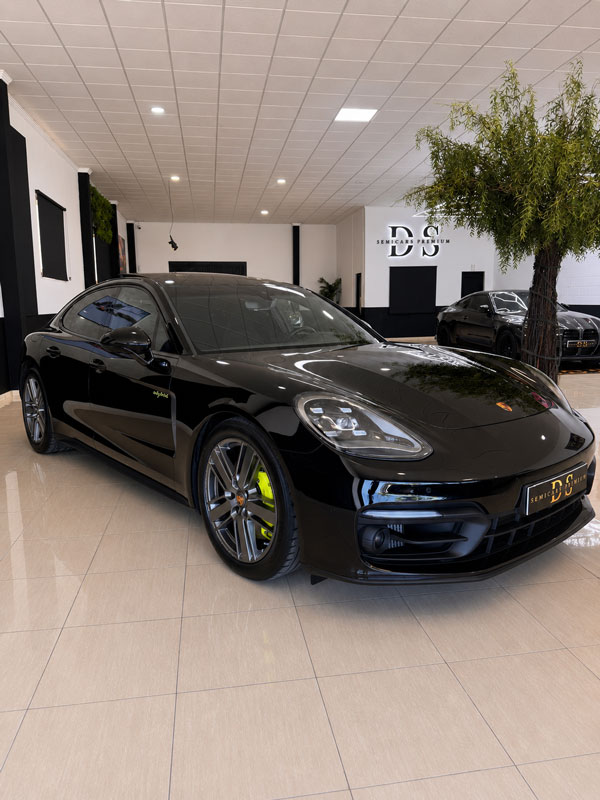 porsche-panamera-4-e-hybrid-negro-frontal-tres-cuartos-premium