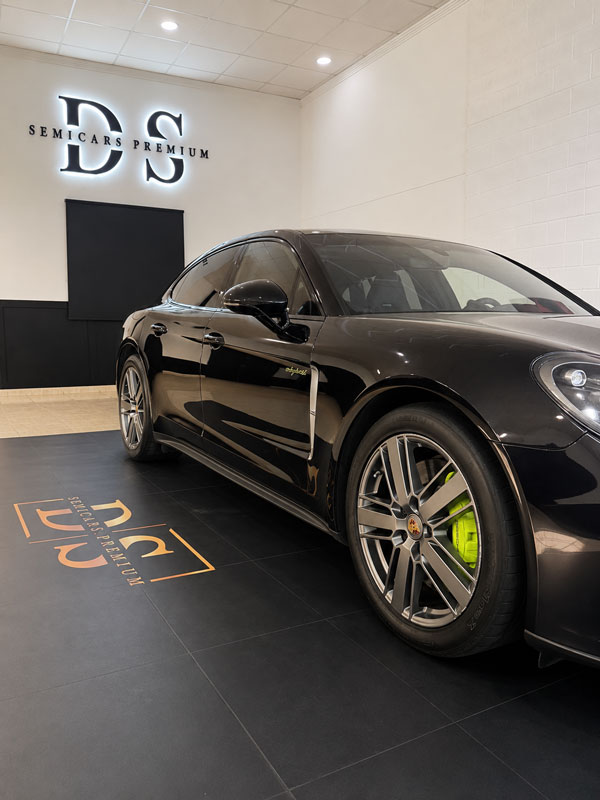 porsche-panamera-4-e-hybrid-negro-lateral-detalle-showroom