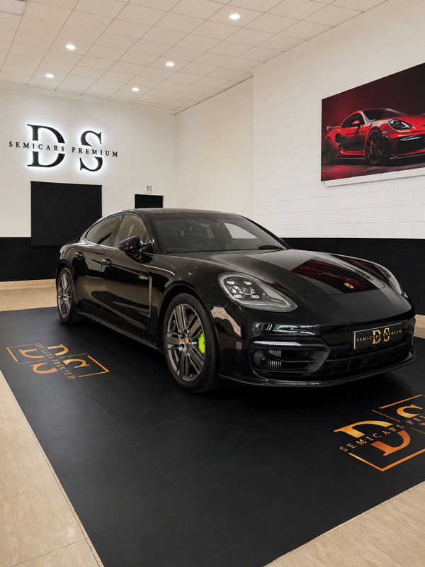 porsche-panamera-4-e-hybrid-negro-lateral-frontal-showroom