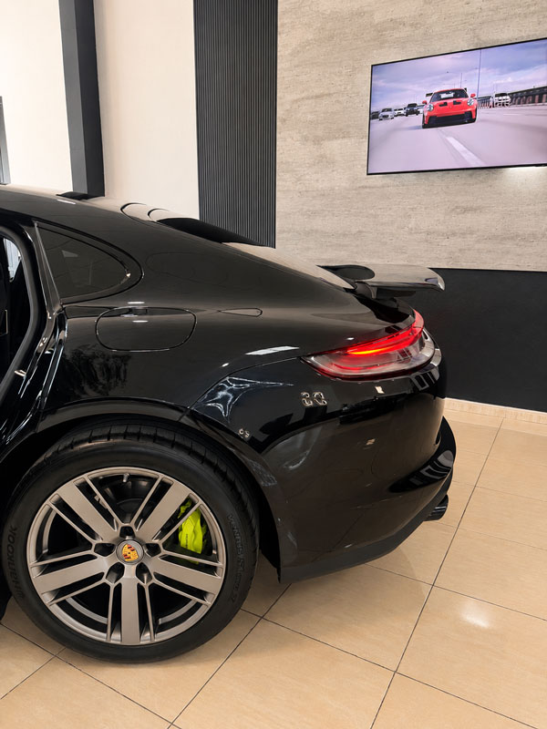 porsche-panamera-4-e-hybrid-negro-parte-atras-lateral-detalle-showroom