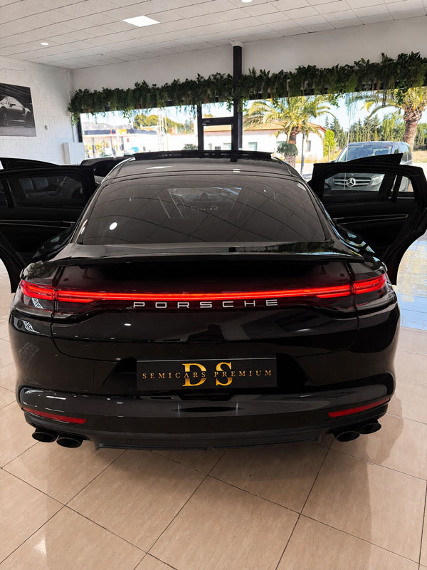 porsche-panamera-4-e-hybrid-negro-trasera-luces-encendidas-puertas-abiertas