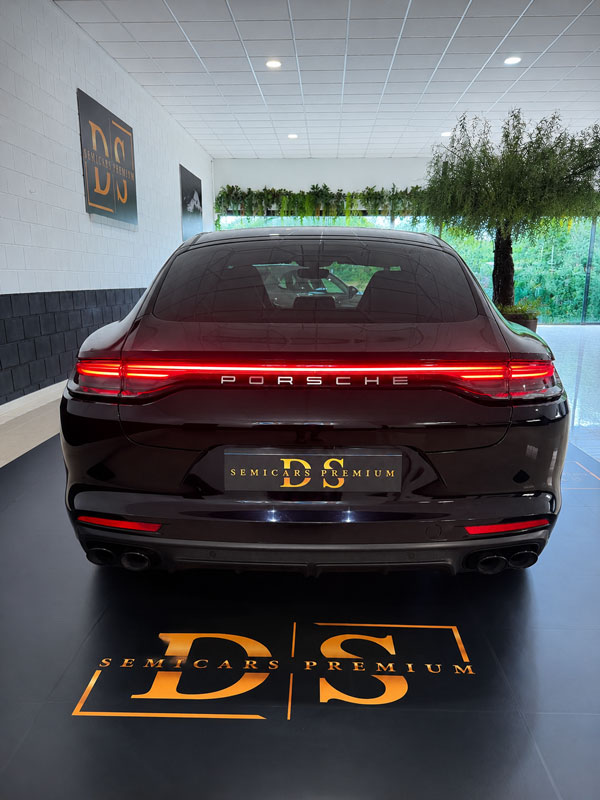 porsche-panamera-4-e-hybrid-negro-trasera-luces-encendidas