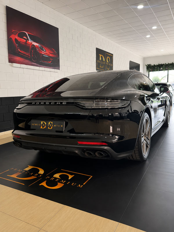 porsche-panamera-4-e-hybrid-negro-trasero-con-logo-semicars