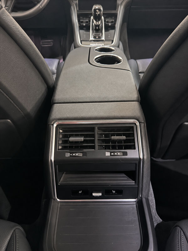 porsche-panamera-sport-turismo-4-e-hybrid-platinum-consola-trasera-semicars-ds-premium