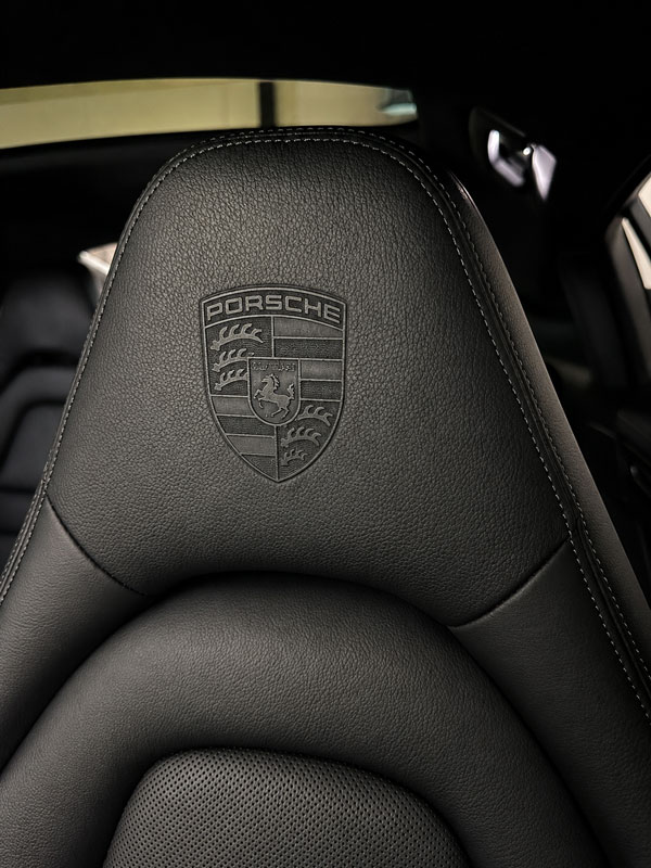 porsche-panamera-sport-turismo-4-e-hybrid-platinum-reposacabezas-logo-porsche-semicars-ds-premium