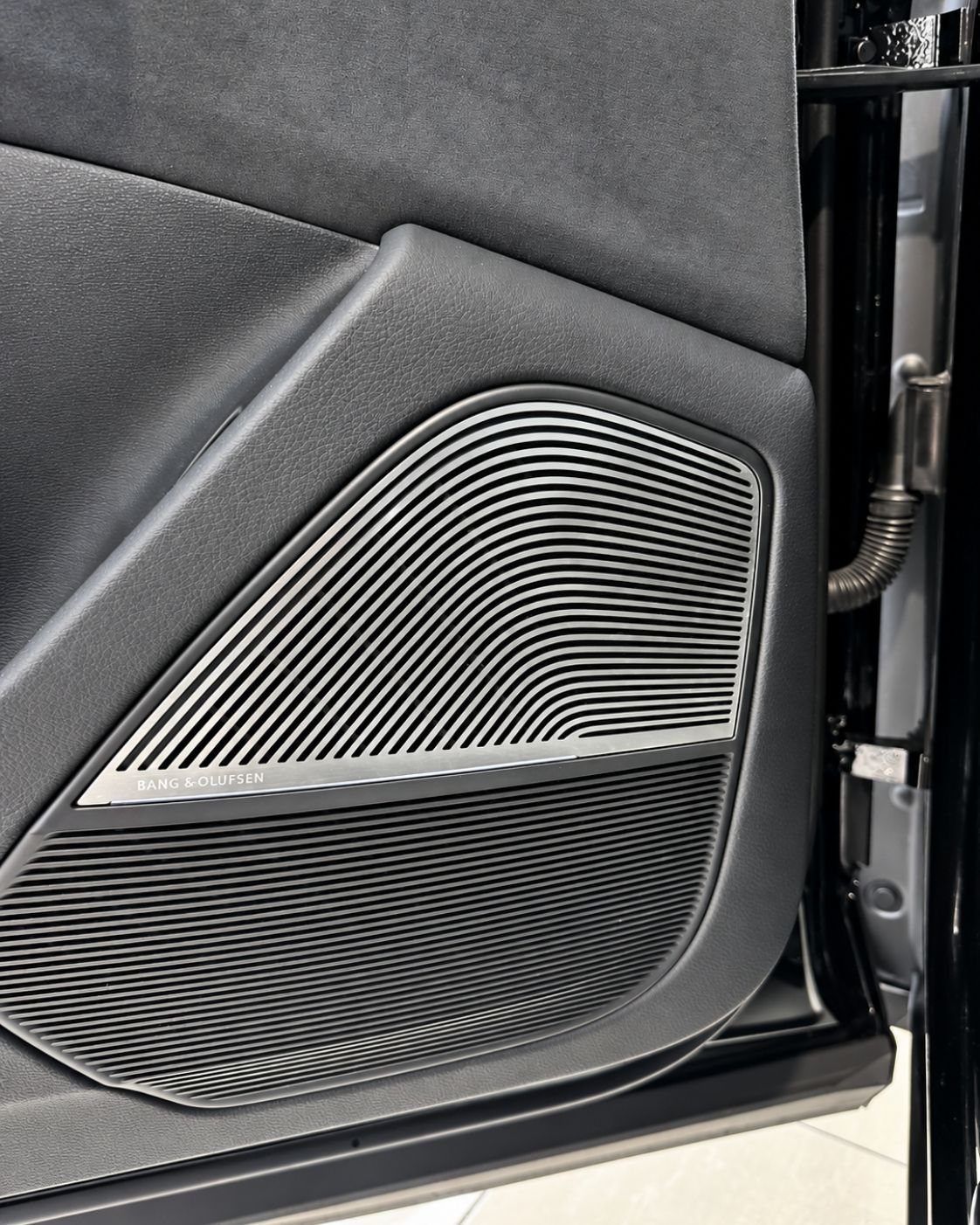 audi-rs-q8-2024-altavoz-elevable-salpicadero-bang-olufsen-semicars-ds-premium