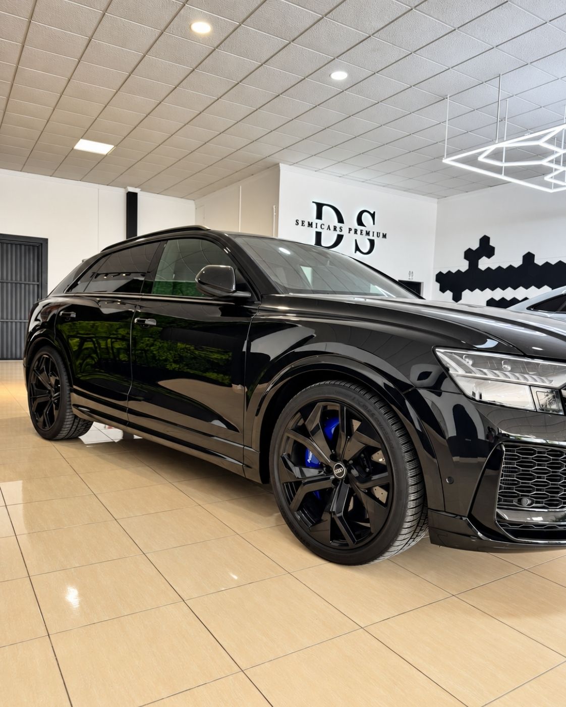 audi-rs-q8-2024-carroceria-negra-llantas-rs-semicars-ds-premium