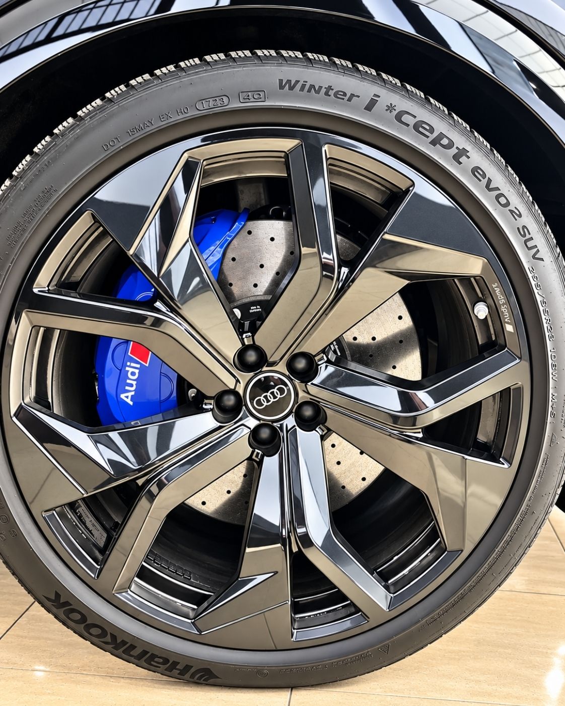 audi-rs-q8-2024-detalle-llanta-audi-sport-freno-ceramico-semicars-ds-premium