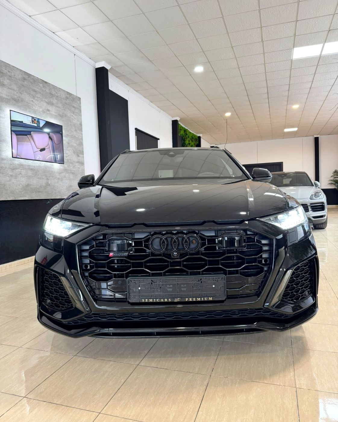 audi-rs-q8-2024-frontal-faros-led-encendidos-semicars-ds-premium