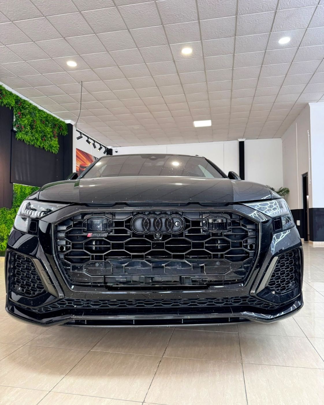 audi-rs-q8-2024-frontal-negro-parrilla-rs-singleframe-semicars-ds-premium