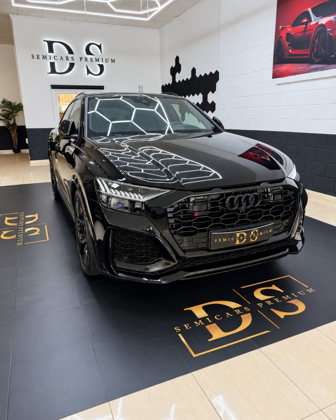 audi-rs-q8-2024-frontal-showroom-premium-semicars-ds-premium