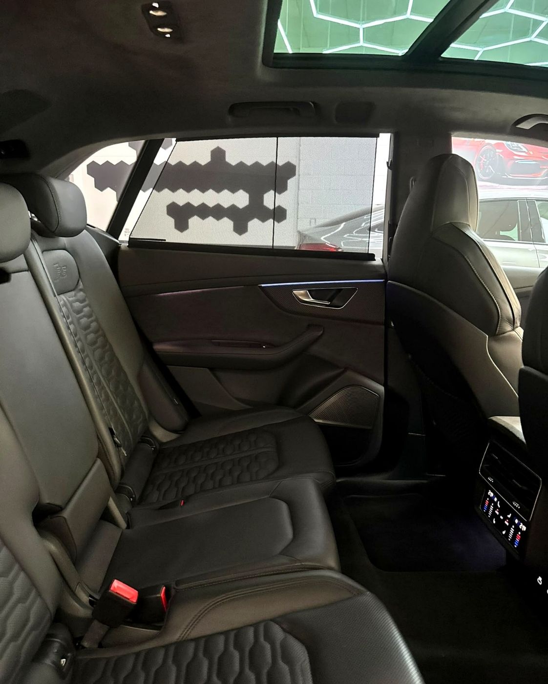audi-rs-q8-2024-interior-trasero-cortinilla-ventanilla-semicars-ds-premium