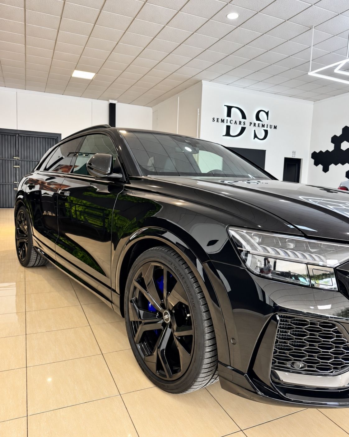 audi-rs-q8-2024-lateral-delantero-negro-semicars-ds-premium