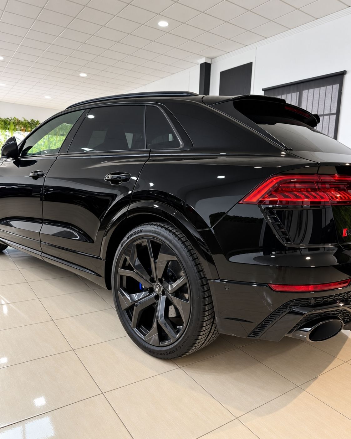 audi-rs-q8-2024-lateral-trasero-derecho-llanta-negra-semicars-ds-premium