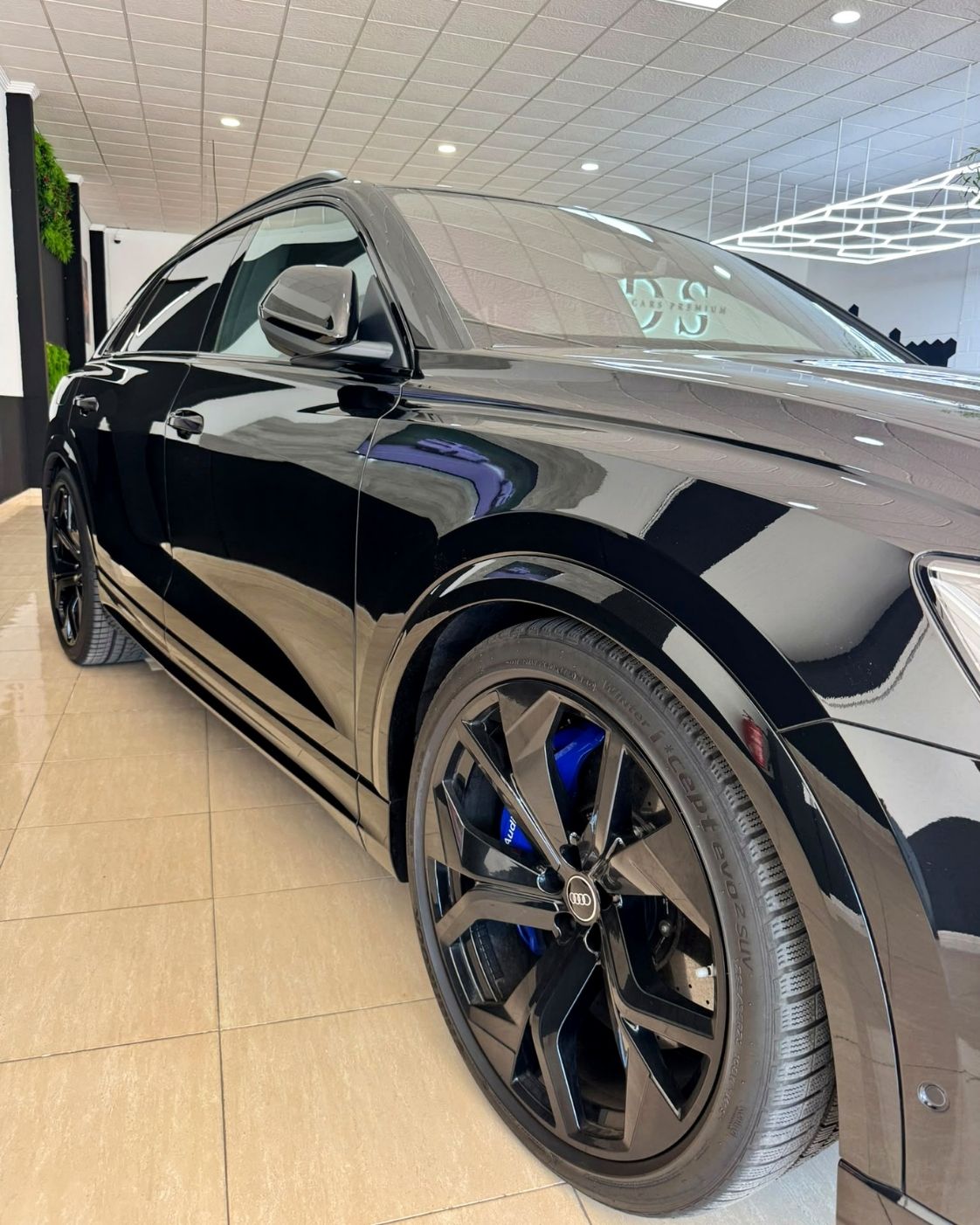 audi-rs-q8-2024-llanta-negra-frenos-azules-semicars-ds-premium