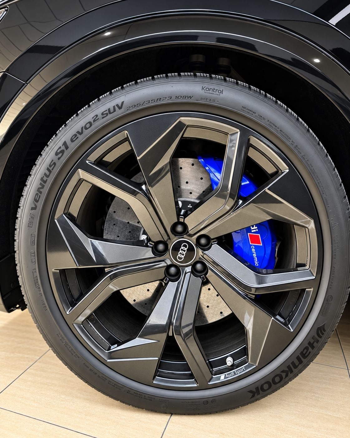 audi-rs-q8-2024-llanta-rs-23-pulgadas-freno-ceramico-azul-semicars-ds-premium
