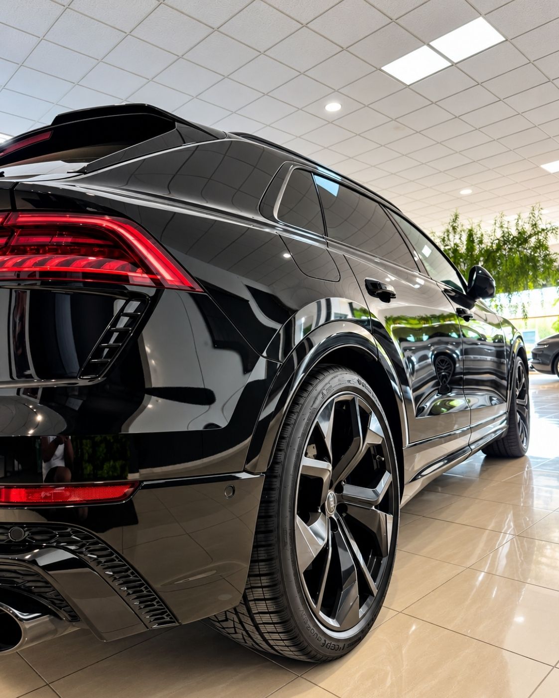 audi-rs-q8-2024-llanta-trasera-carroceria-negra-semicars-ds-premium