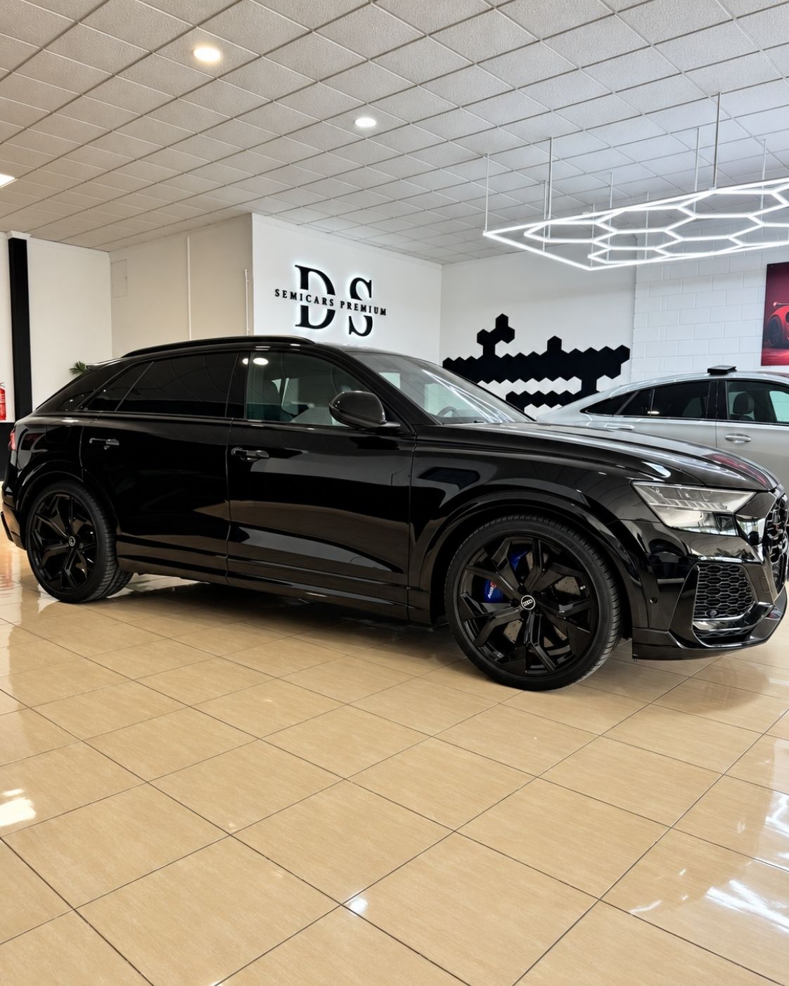 audi-rs-q8-2024-perfil-lateral-suv-negro-semicars-ds-premium.