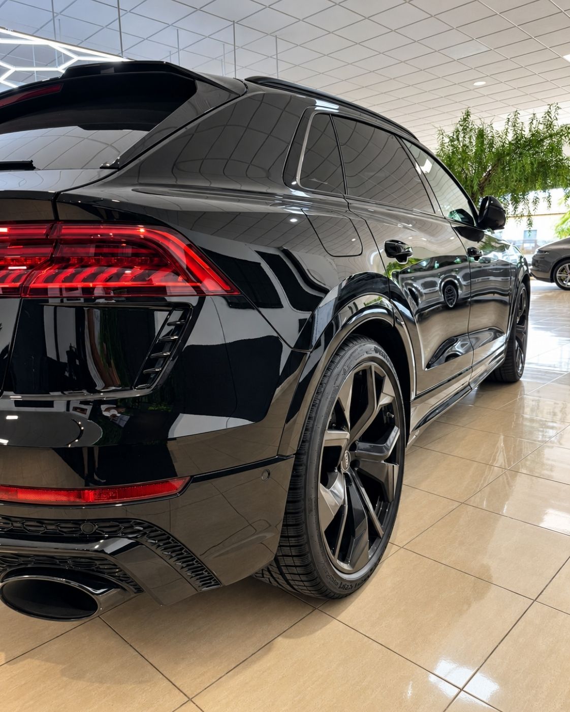 audi-rs-q8-2024-perspectiva-trasera-lateral-negro-semicars-ds-premium