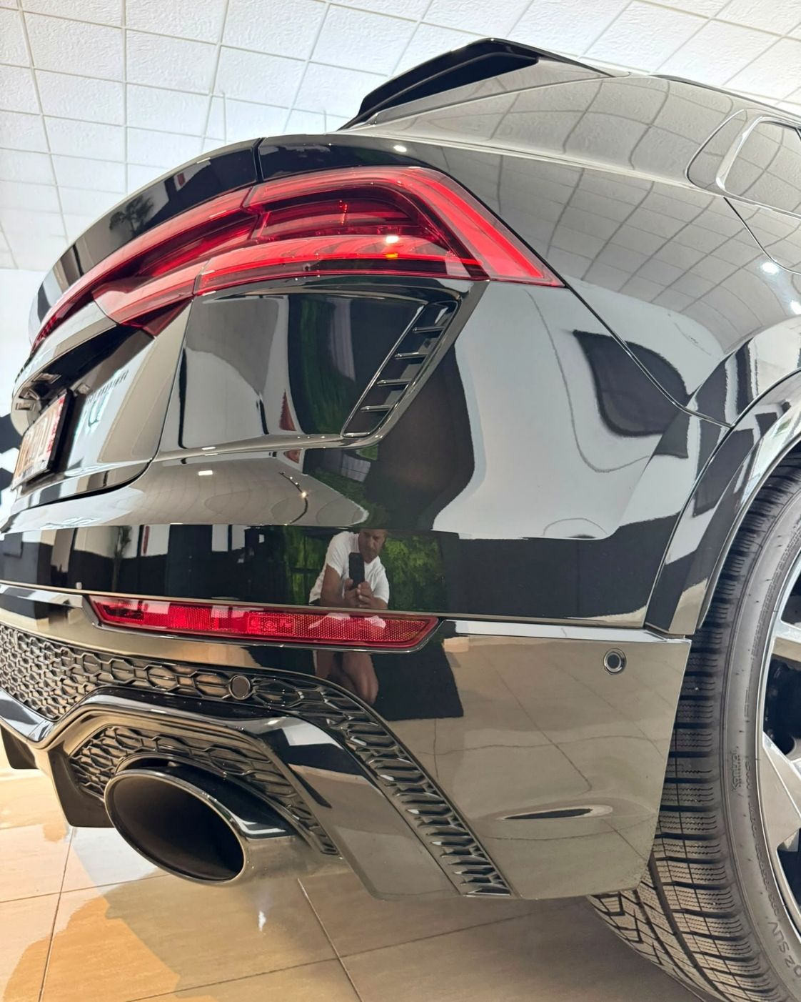 audi-rs-q8-2024-piloto-trasero-salida-escape-rs-semicars-ds-premium