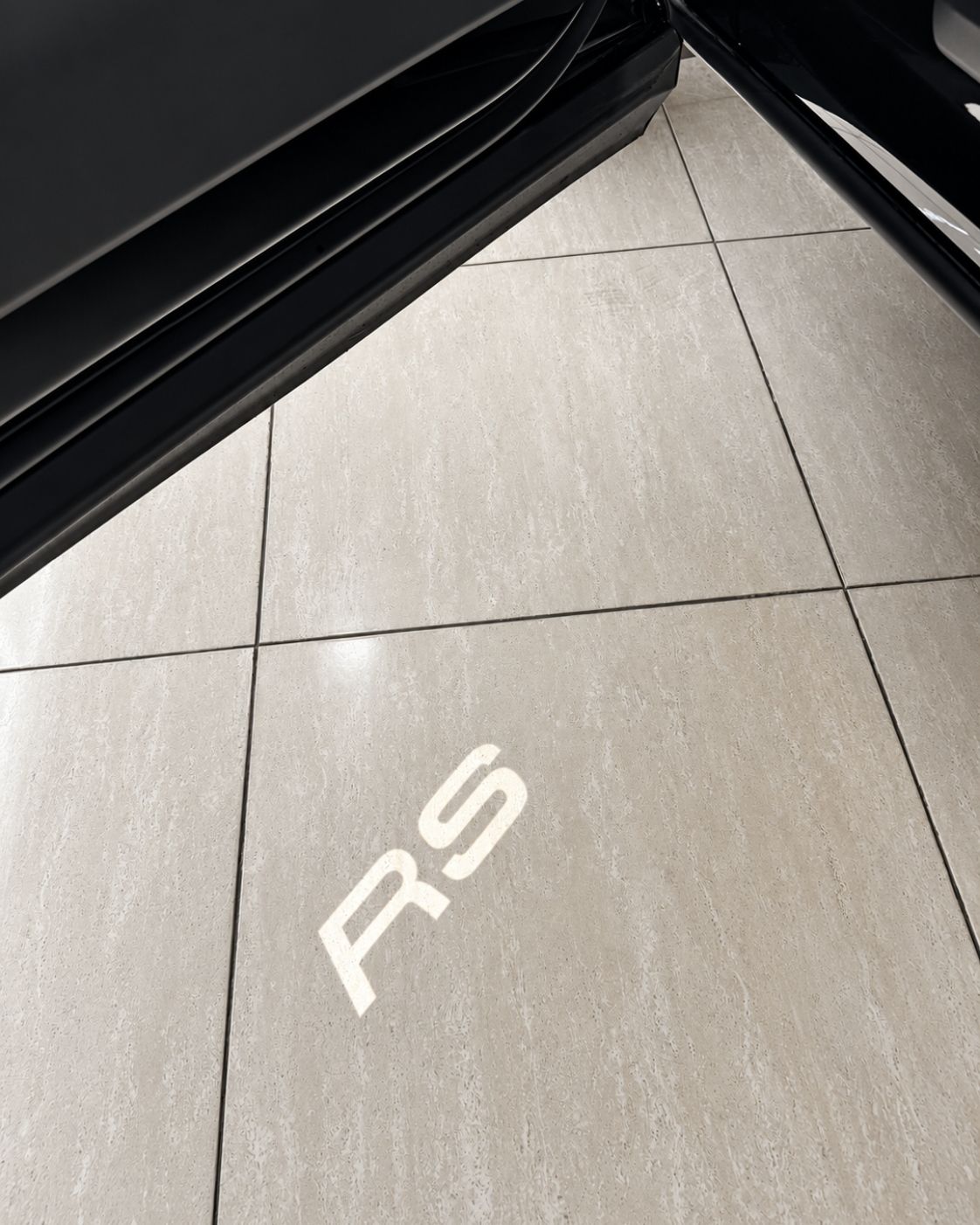 audi-rs-q8-2024-proyeccion-logo-rs-suelo-semicars-ds-premium