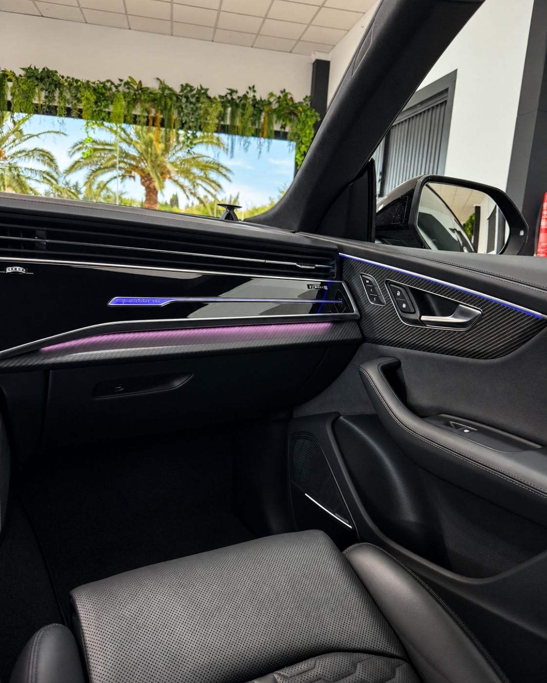 audi-rs-q8-2024-salpicadero-carbono-iluminacion-ambiental-semicars-ds-premium
