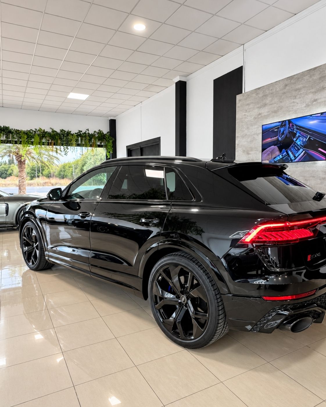 audi-rs-q8-2024-trasera-lateral-negro-semicars-ds-premium