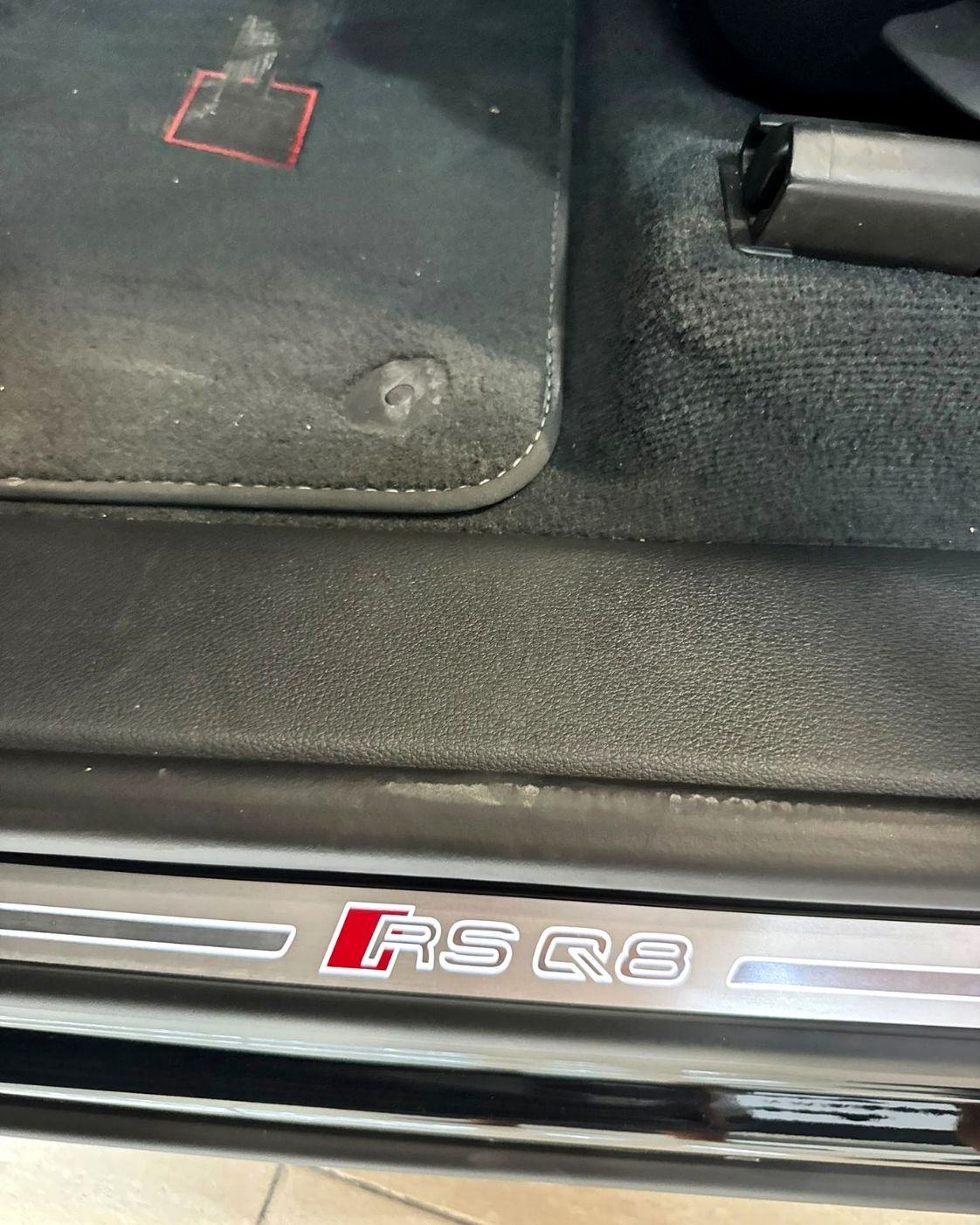 audi-rs-q8-2024-umbral-puerta-iluminado-rs-q8-semicars-ds-premium