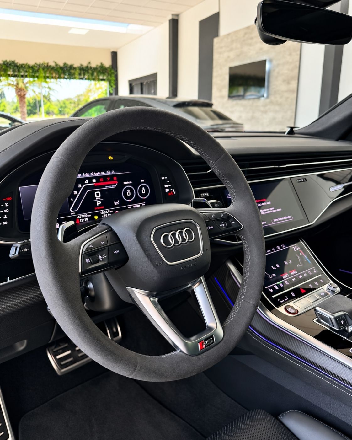 audi-rs-q8-2024-volante-deportivo-rs-cockpit-digital-semicars-ds-premium