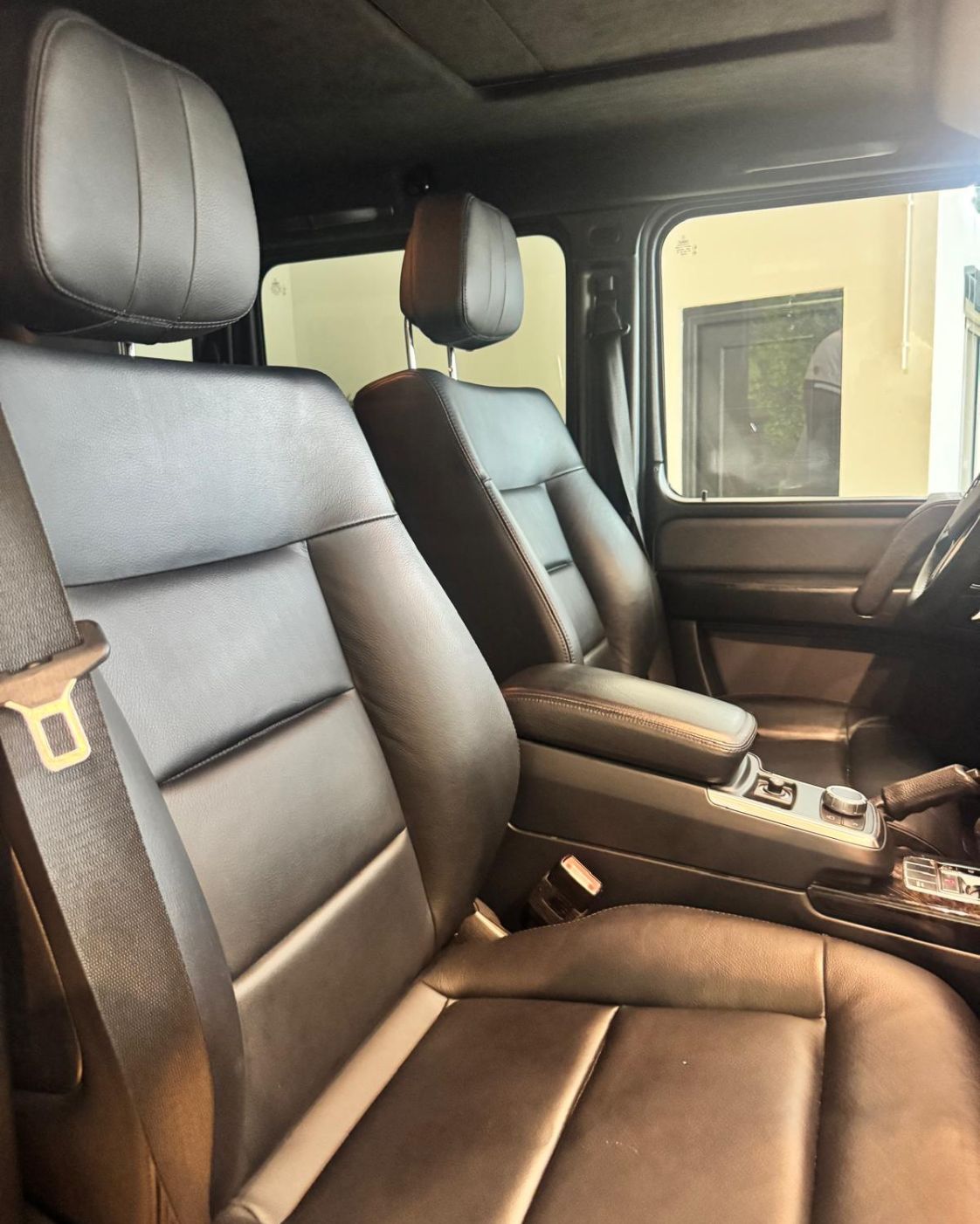 mercedes-benz-clase-g-asientos-cuero-negro-reposabrazos-central-semicars-ds-premium