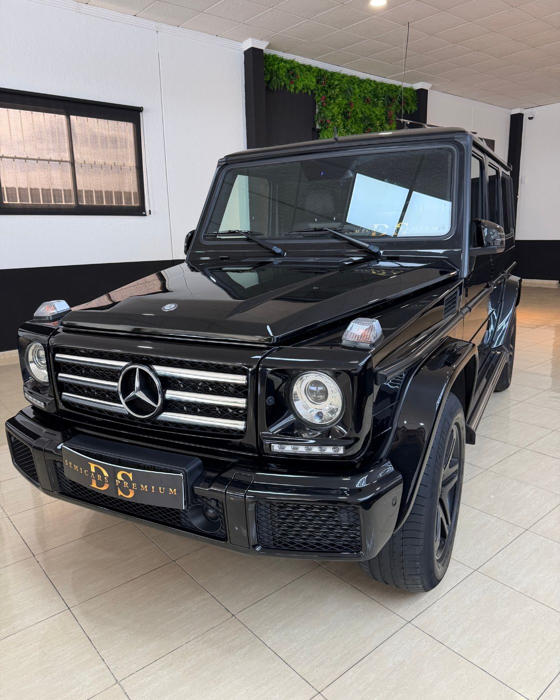 mercedes-benz-clase-g-frontal-tres-cuartos-negro-concesionario-semicars-ds-premium