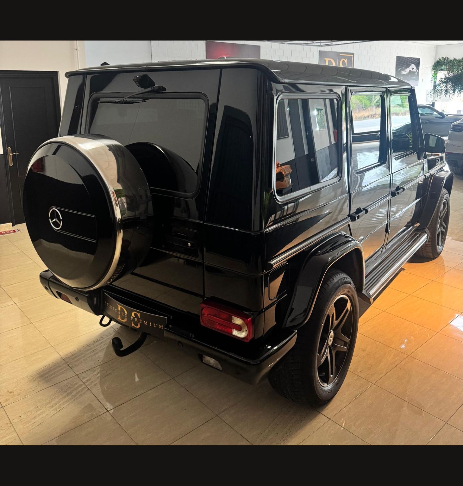 mercedes-benz-clase-g-negro-perspectiva-trasera-derecha-semicars-ds-premium