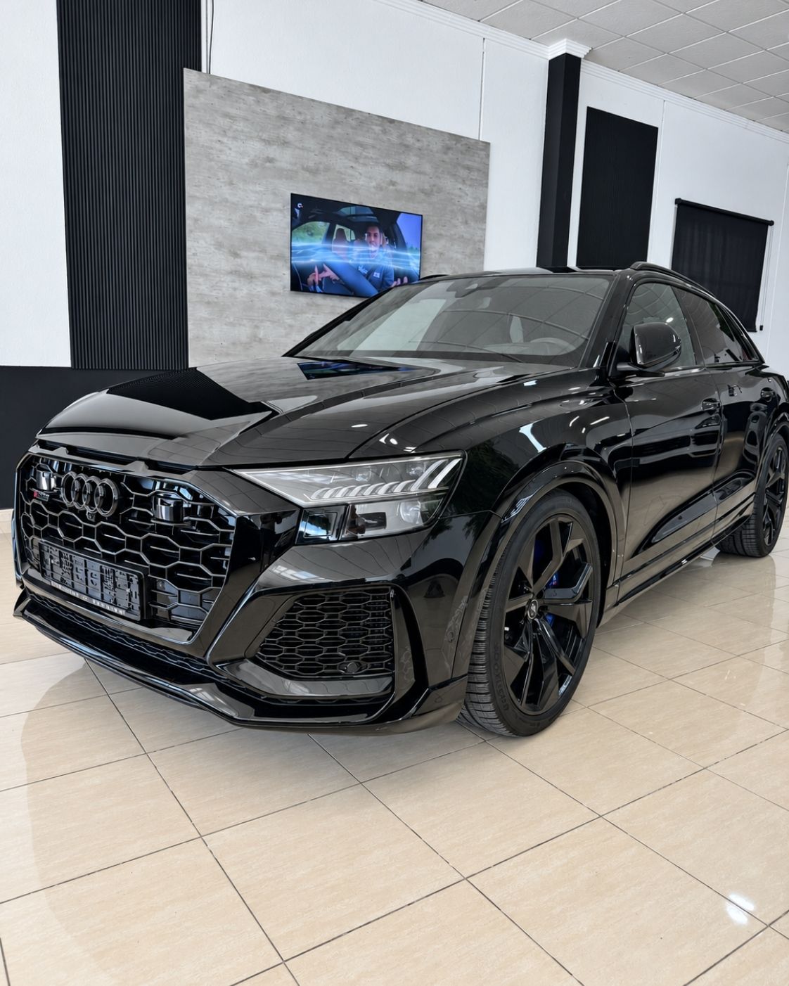 semicarsdspremium-audi-rs-q8-2024-frontal-negro-brillante