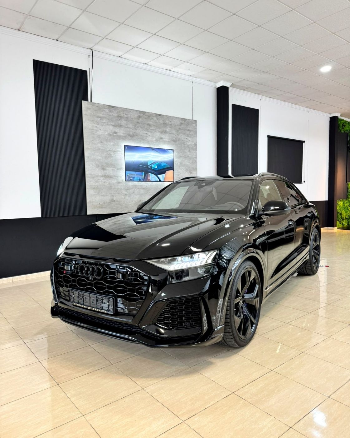 semicarsdspremium-audi-rs-q8-2024-negro-vista-delantera-lateral