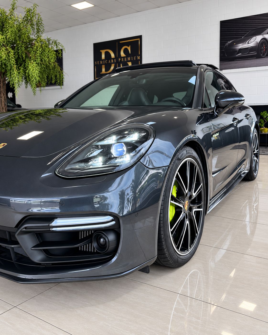 semicarsdspremium-porsche-panamera-turbo-s-e-hybrid-frontal-llantas-deportivas-showroom