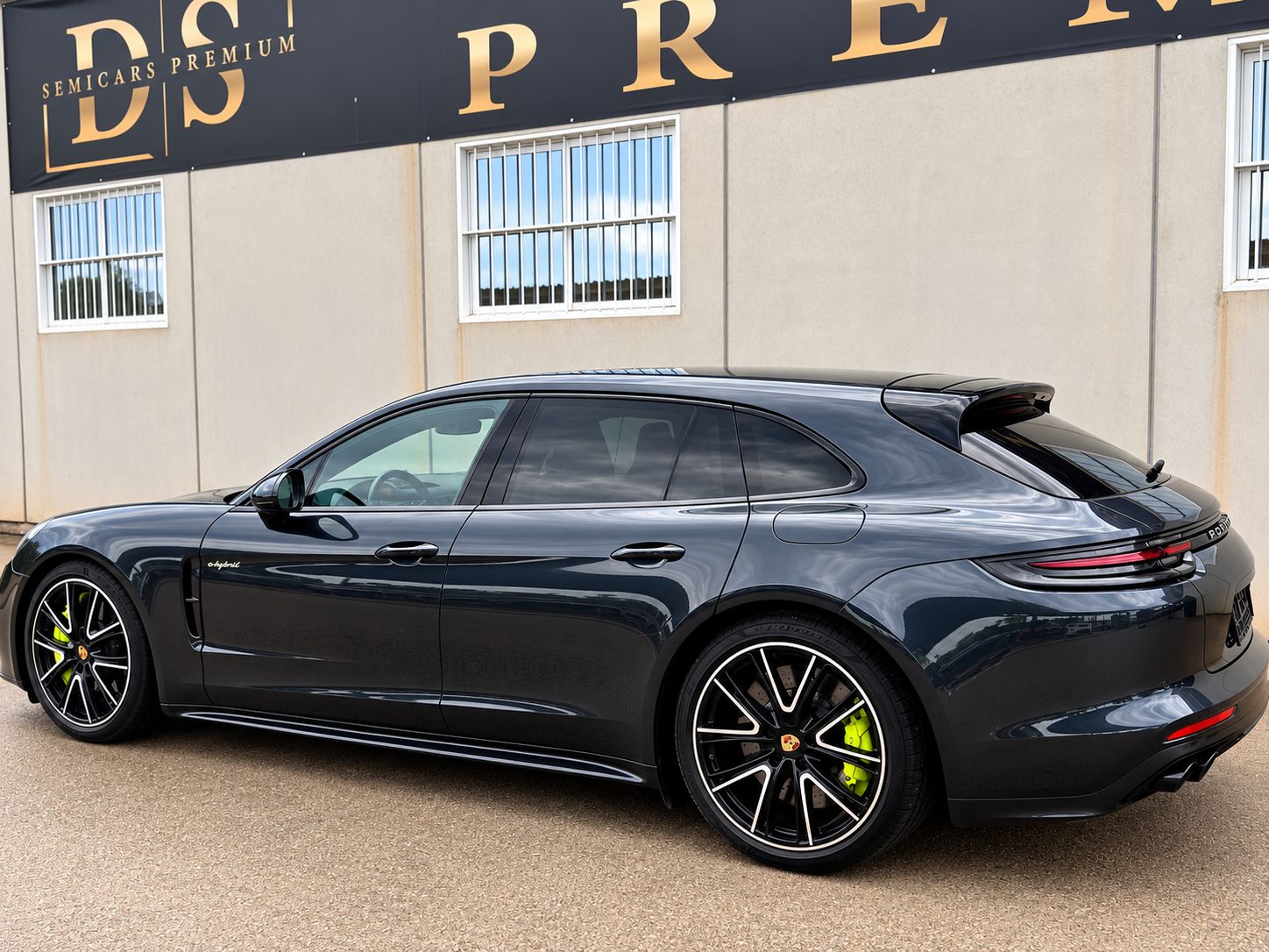 semicarsdspremium-porsche-panamera-turbo-s-e-hybrid-lateral-trasera-gris-2019