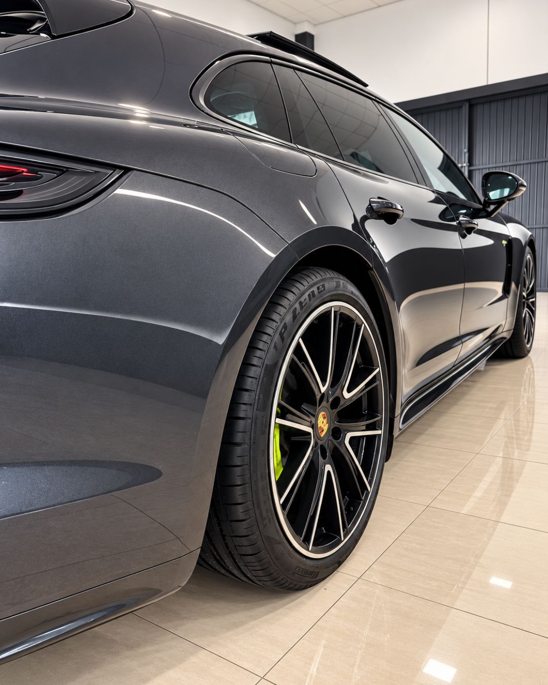 semicarsdspremium-porsche-panamera-turbo-s-e-hybrid-llanta-trasera-lateral