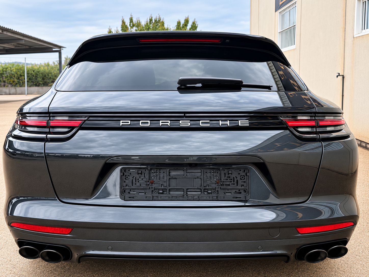 semicarsdspremium-porsche-panamera-turbo-s-e-hybrid-vista-trasera-cuatro-escapes
